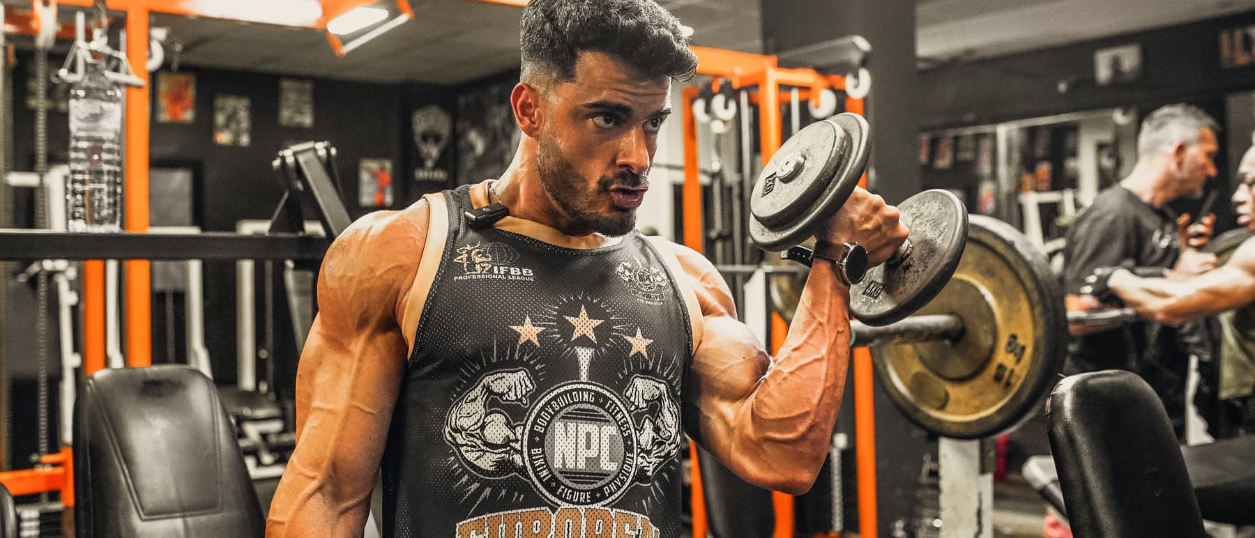 Diego entrenando en el gimnasio con camiseta del NPC European Championship